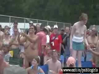 Milfs deje nahé v verejnosť párty dav video